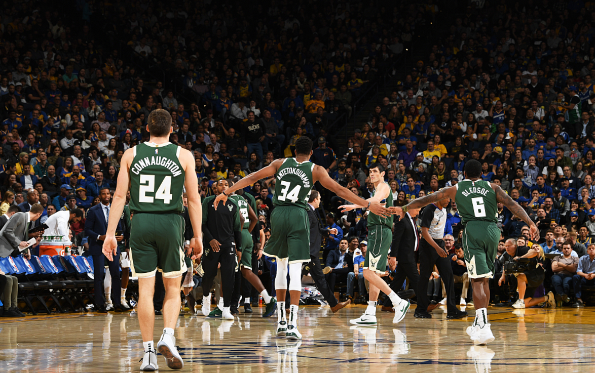 nba常规赛比赛回顾,雄鹿队在主场和掘金队比赛,雄鹿队获胜