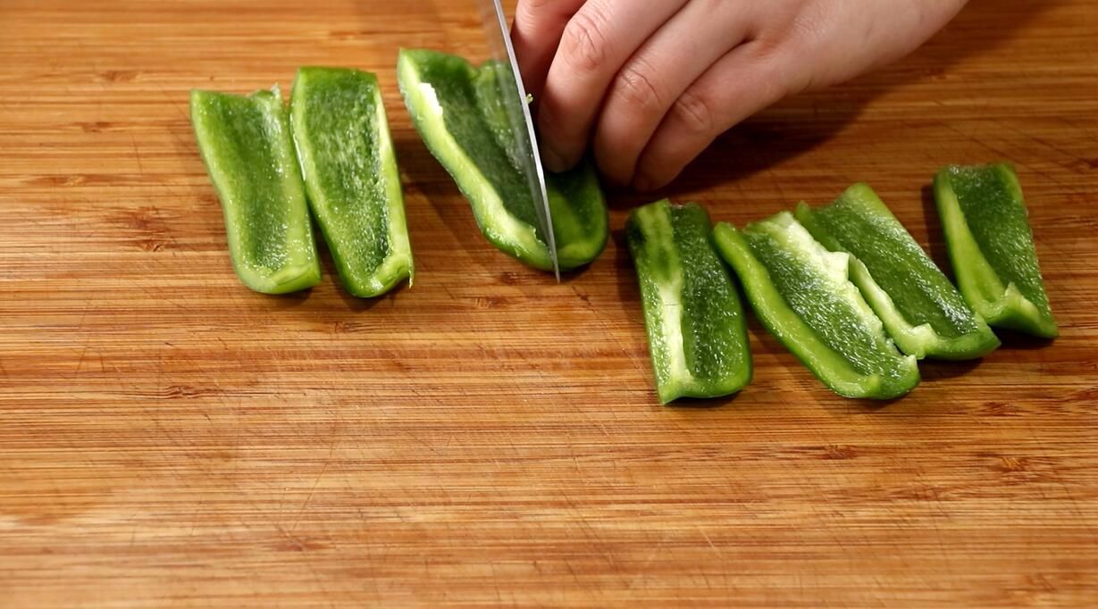 青椒洗净,摘去青椒蒂,拔出里面的青椒籽,将青椒切成菱形块.