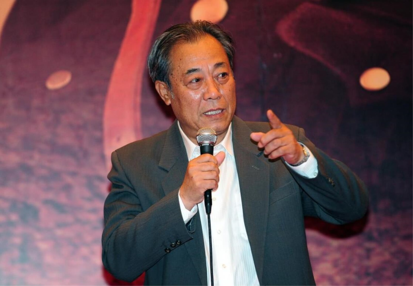 为了妻子多年不接戏,61岁凭借《潜伏》走红,如今越老却越红|冯恩鹤|接