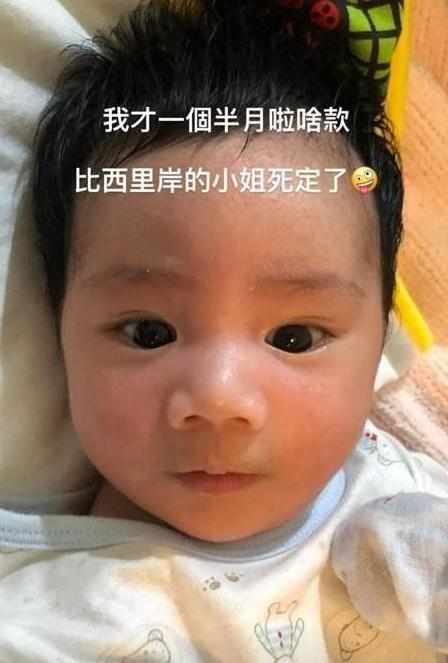 张震岳儿子小谷沐正面照,浓眉大眼小塌鼻,头发浓密基因太强大