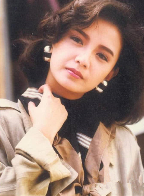 之后曾华倩事业兴旺的时候,在拍戏时与陈庭威因戏生情,长达4年的感情