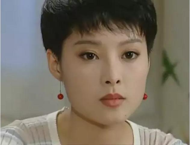 《英雄无悔》23年了:男主没戏拍,袁立中年翻红,她不红,她去世