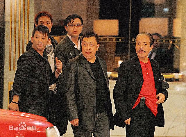 和胜和元老大飞(右)和前坐馆宝明(中