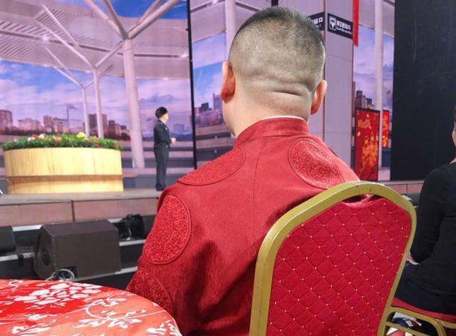 张艺兴晒岳云鹏背影照,后脑勺实力抢镜,网友:后脑勺有笑脸