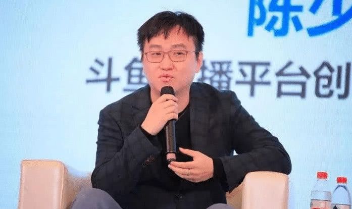 斗鱼弹幕文化竟是由小陈亲自引领,连骂"三个sb"引起网友热议