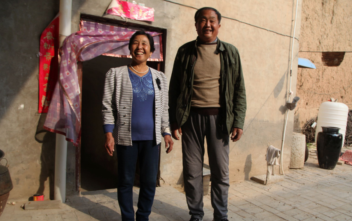 山西农村67岁老夫妻守着200多年的窑中窑不愿离开,里边有秘