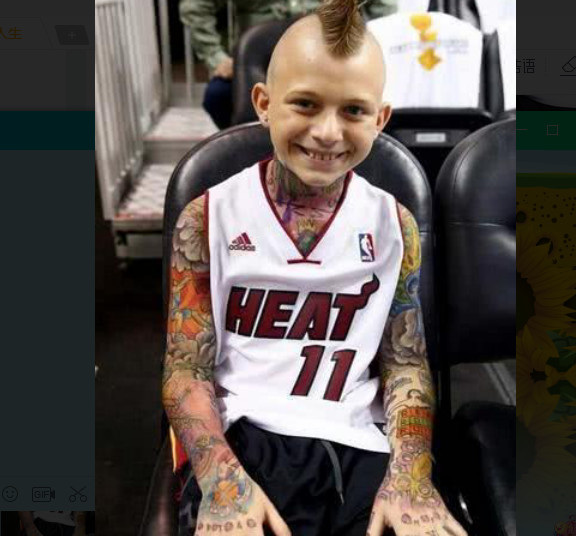 这位小球迷就将"鸟人"安德森的形象纹在了自己的双臂上,你还别说,挺酷