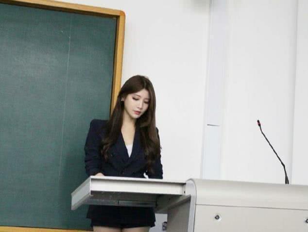 "最美"90后大学老师走红,课堂座无虚席,网友:再也不翘课了