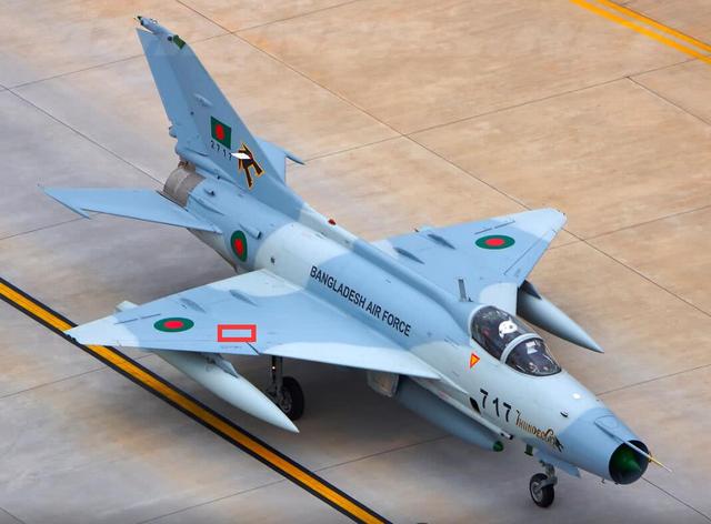 歼7e在红框位置安置了一个小型的舵机,这个舵机尺寸小重量轻功率大