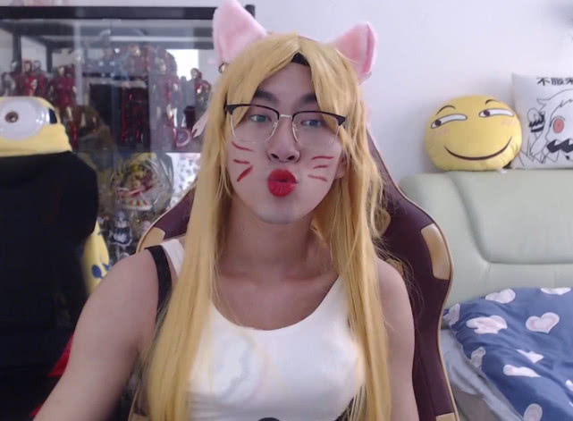 国服第一猴子直播cos阿狸,网友和余小c作比较,却发现难选择