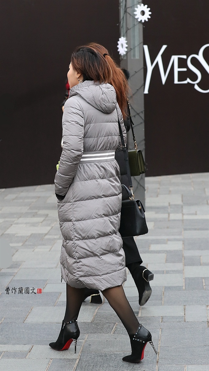 街拍:穿细高跟短靴的美女,超亮眼