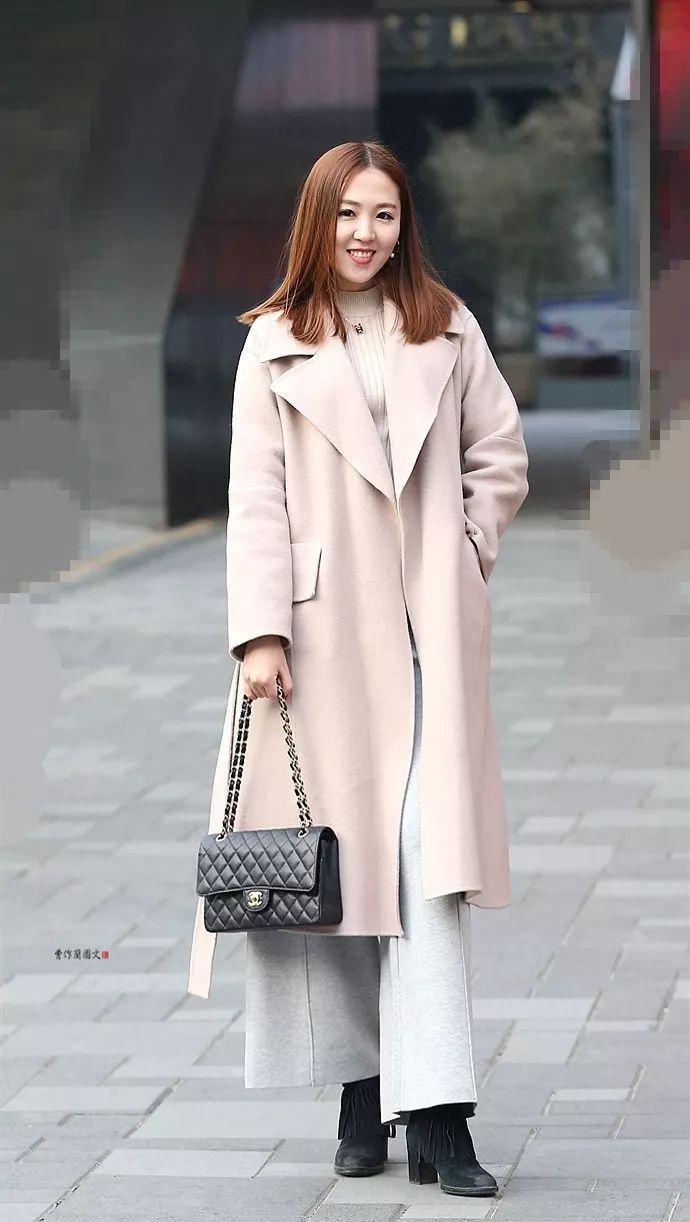 街拍到了穿呢子大衣的季节了看看这20个美女的穿搭