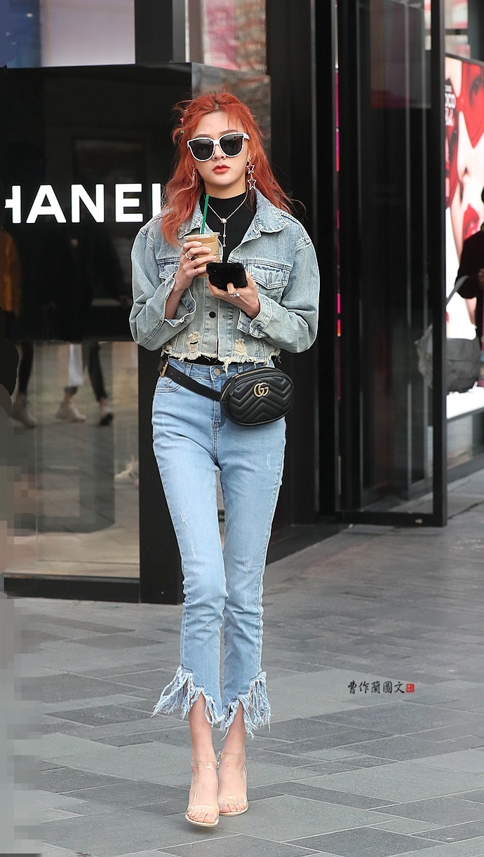 街拍美女自行搭配的牛仔套装很创意