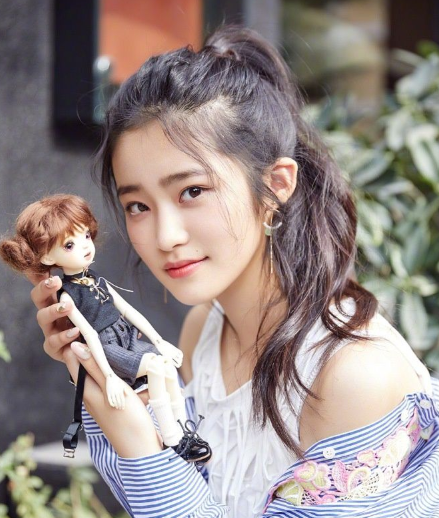 她9岁出道,10岁与胡歌合作,11岁与杨幂搭戏,而今成女神|柴蔚|搭戏