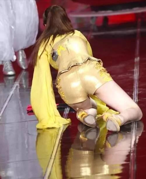 宅男女神柳岩早年出席艺术节穿短款礼服不慎摔倒让人心疼