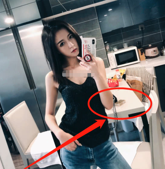 抖音莉哥晒自己的美照,却被身后这一盒东西抢镜,网友:新男友