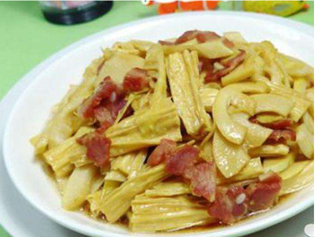 三个窍门,让你做出来一道鲜香可口的"腐竹炒腊肠"