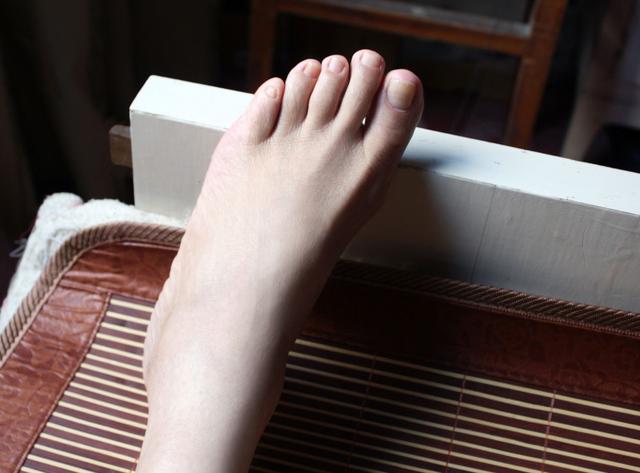 怎么现在的女孩都喜欢秀脚丫并不是现代独有的古人也喜欢这样