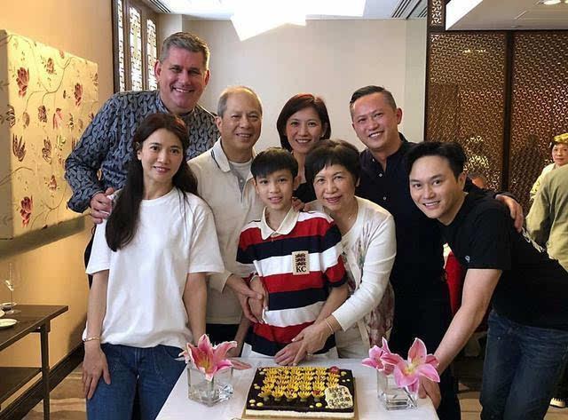 袁咏仪一家三口为母亲庆生12岁儿子魔童颜值超高