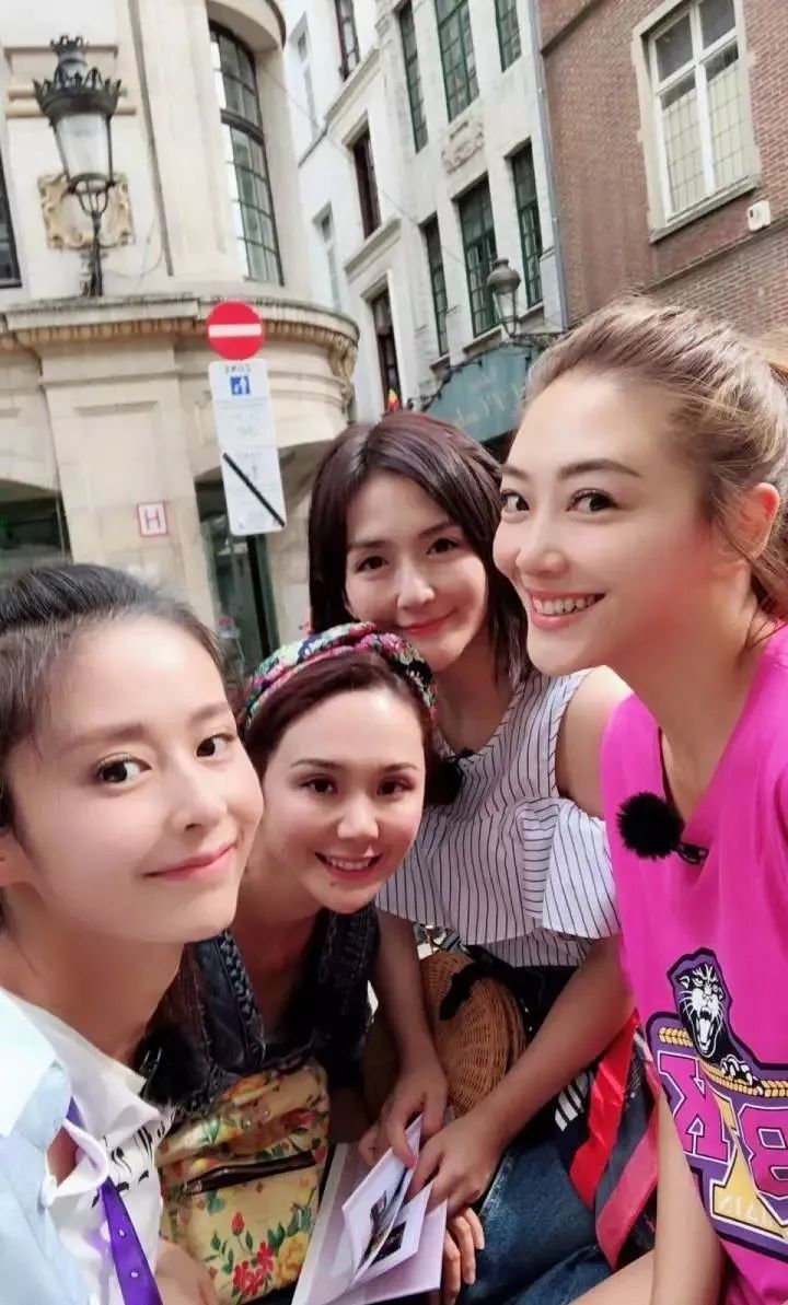 应采儿,郑希怡同框搞怪秀美腿,网友:这才是应采儿的真闺蜜