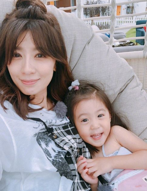 贾静雯晒bo妞萌照,波妞张大嘴巴眯眼大笑,像极了爸爸修杰楷!