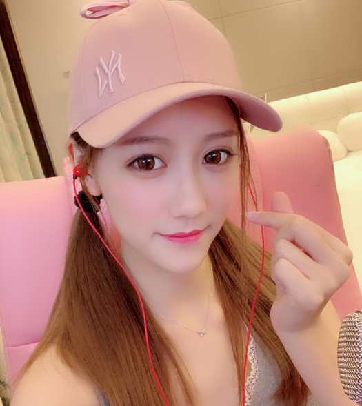 南波儿户外直播,生完孩子气质依旧不减,网友却发现端倪形象全毁