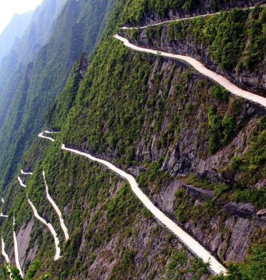 湖北最险乡村公路:4.4公里修了10年,"老司机"也不敢飙车!