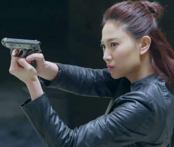 她搭档吴京一炮而红,被公认军旅最美女神,脱下军装美到怀疑人生