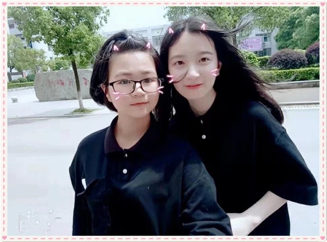 初中女生晒和同学照片,看照片,网友:这是生活的小乔欣。
