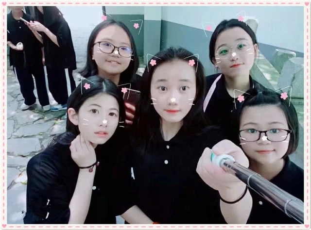 初中女生晒和同学照片看照片网友这是生活的小乔欣