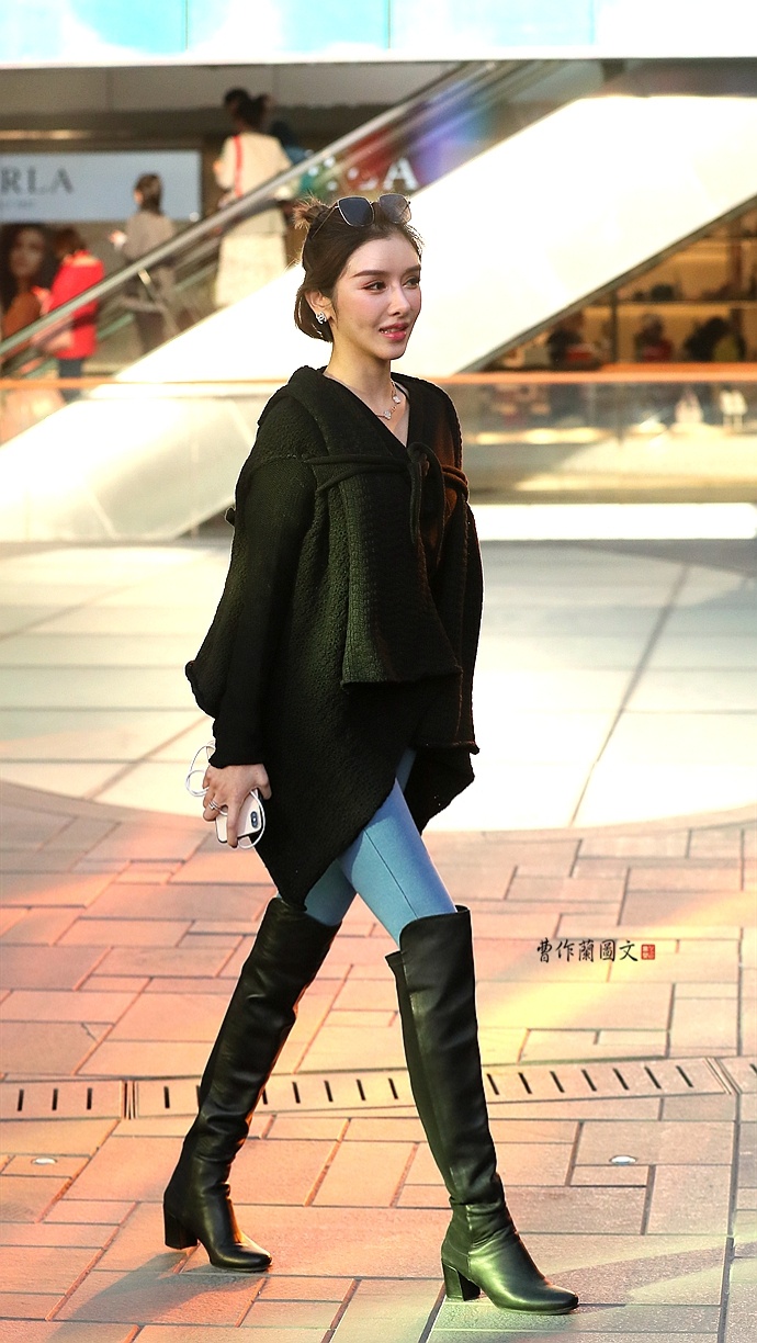 街拍:知名网红小喵大宝现身三里屯,服饰很低调