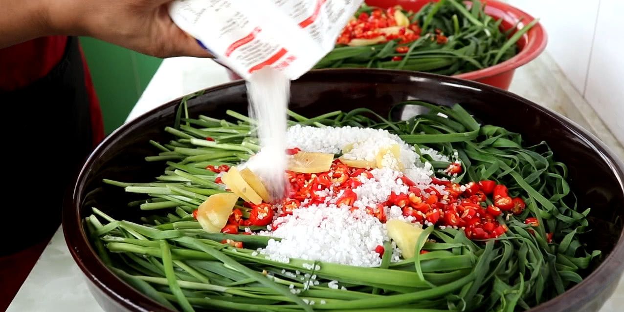 腌韭菜,牢记这几点,腌出来的韭菜色泽脆嫩,口感脆爽!