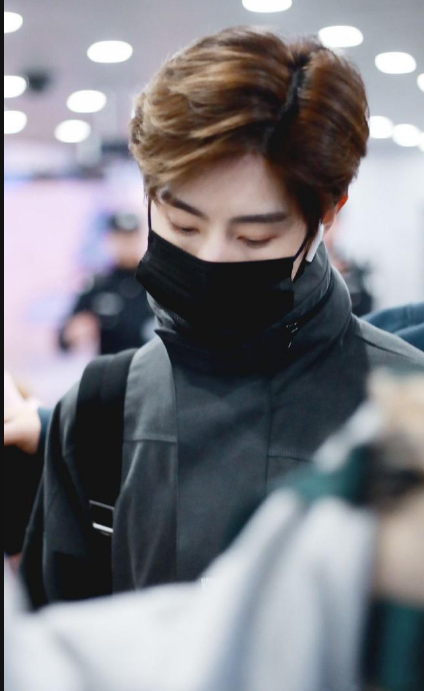 男子组合got7成员段宜恩现身机场 打扮休闲时尚亲和力十足