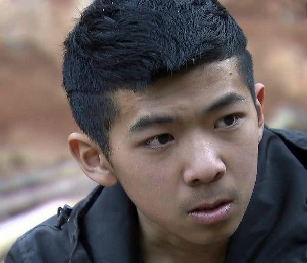 《变形计》最强有钱家庭,这孩子的生活就是,穿西装喝洋酒住别墅