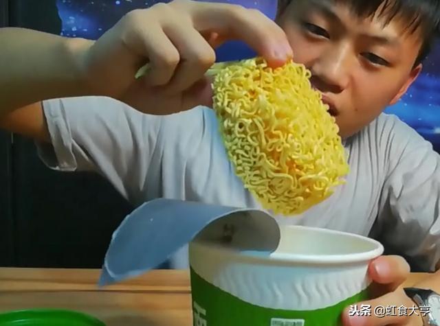 男子试吃"一菜一面"泡面,打开后真的很意外,网友:索然无味