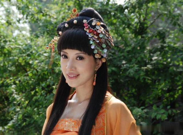 金巧巧:我太洋气了演不了农村人,被一张图打脸!网友直呼:作死