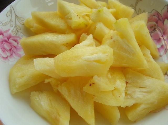想吃菠萝太麻烦学会这招自己也能轻松切菠萝
