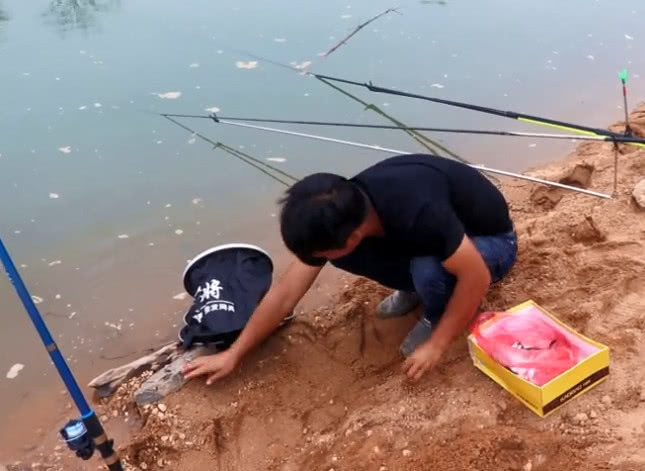 小伙江边钓鱼,想要将收获在过年的时候做成美食,到底收获如何?