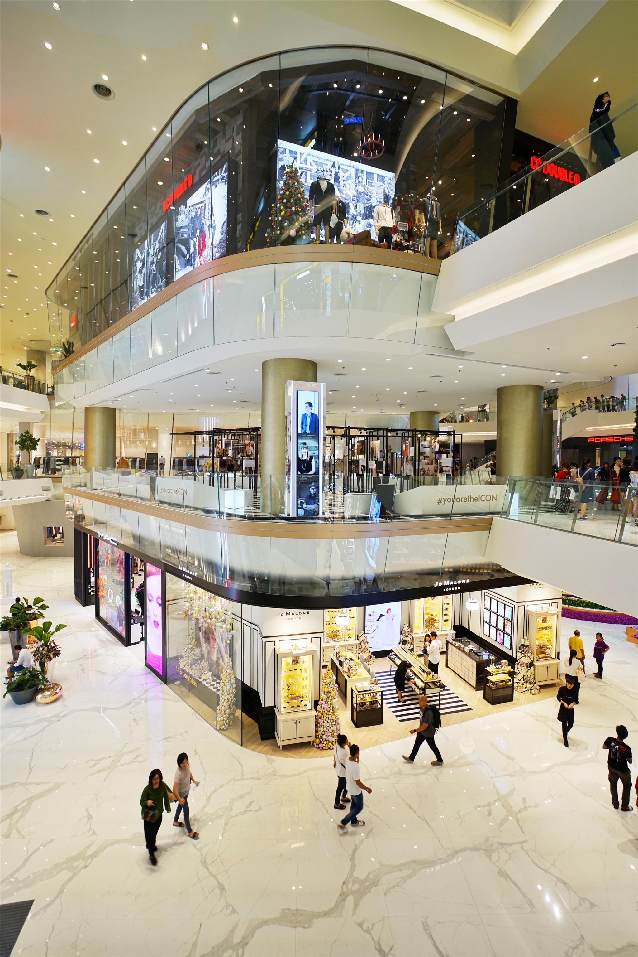 曼谷商场里居然隐藏着一个水上市场,这里汇聚了泰国最特色的小吃