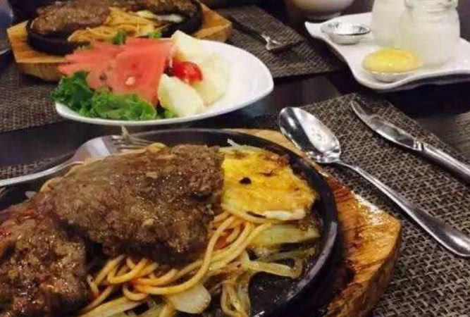 和闺蜜去吃牛排,她偏要全熟,一度冷场,老板却问:自己人?