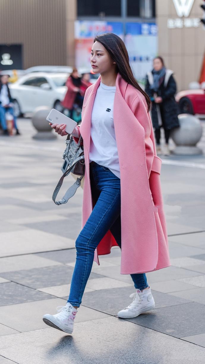街拍:小个子女生早春这样穿,时尚气质又显高,尽显大长腿