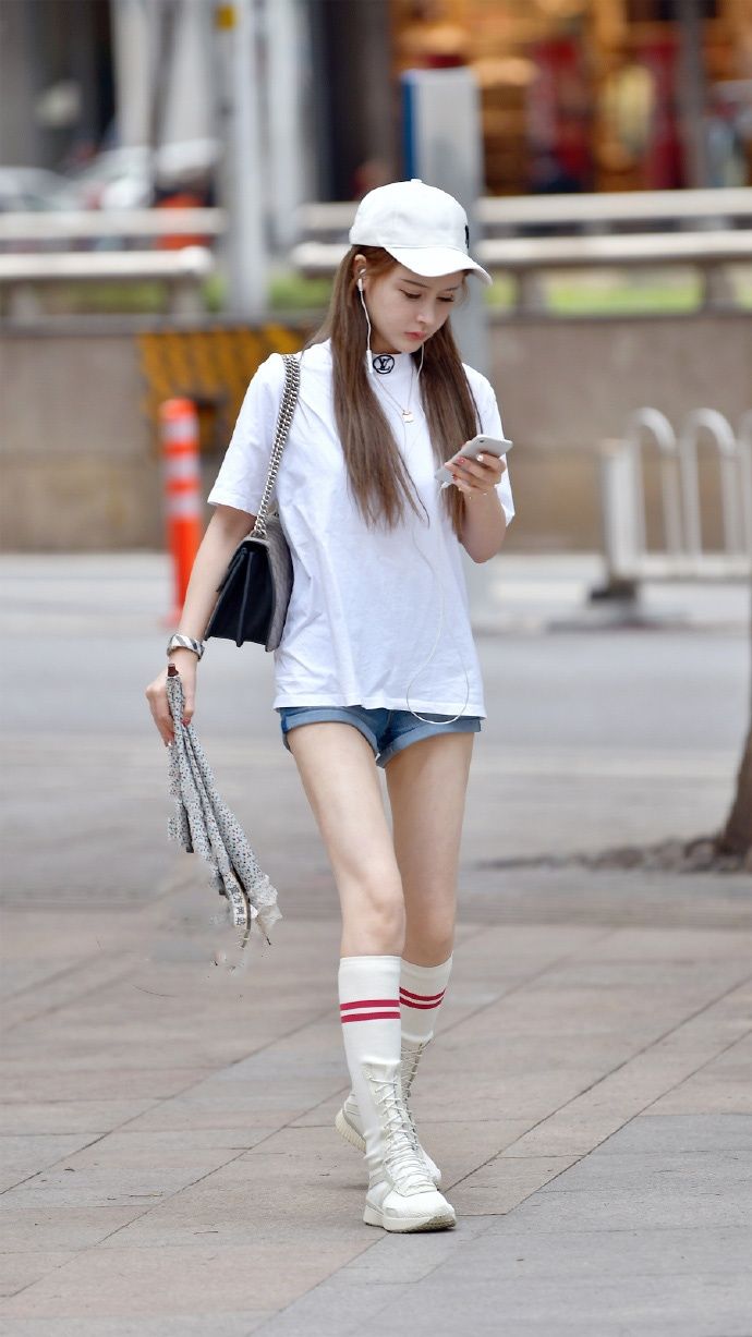 街拍:小姐姐身穿纯白色t恤,青春靓丽,给人小鸟依人的感觉