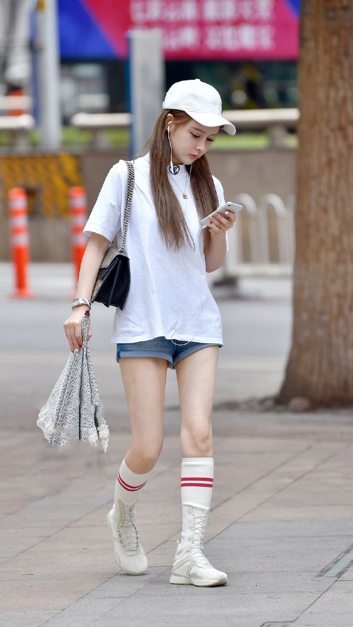 街拍:小姐姐身穿纯白色t恤,青春靓丽,给人小鸟依人的感觉
