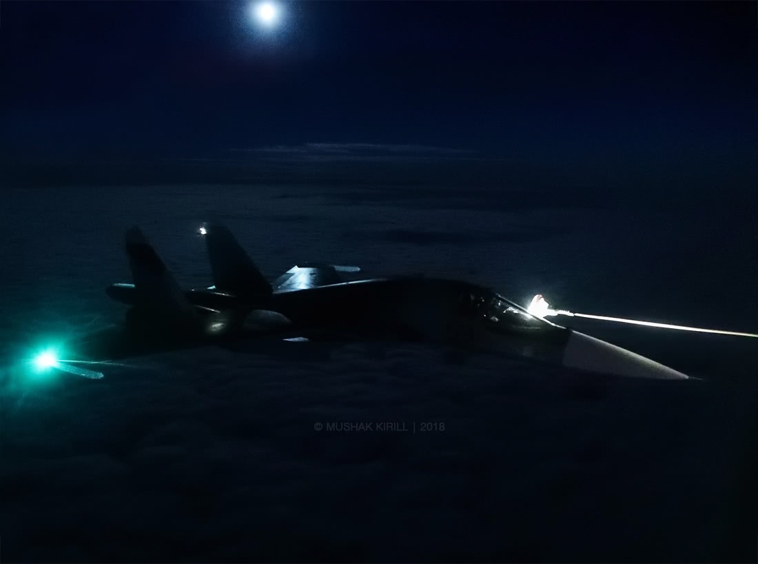 夜间飞行中,进行空中加油双方人员都在没有地面参照的情况下进行,这样