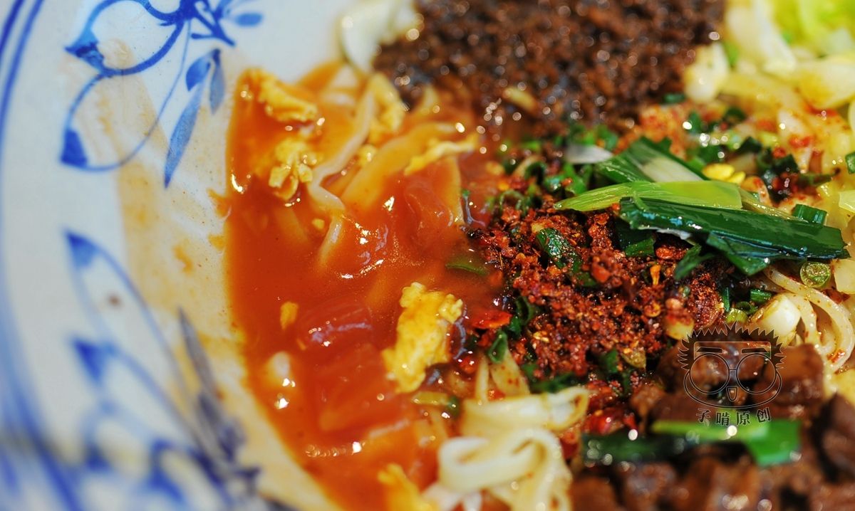 景区旁面馆大老碗比脸盆都大四合一面16元就一碗底