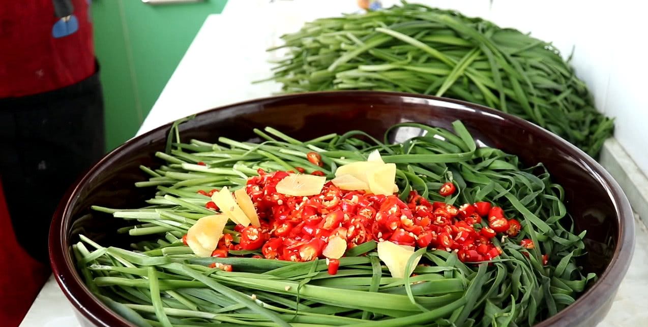 腌韭菜,牢记这几点,腌出来的韭菜色泽脆嫩,口感脆爽!