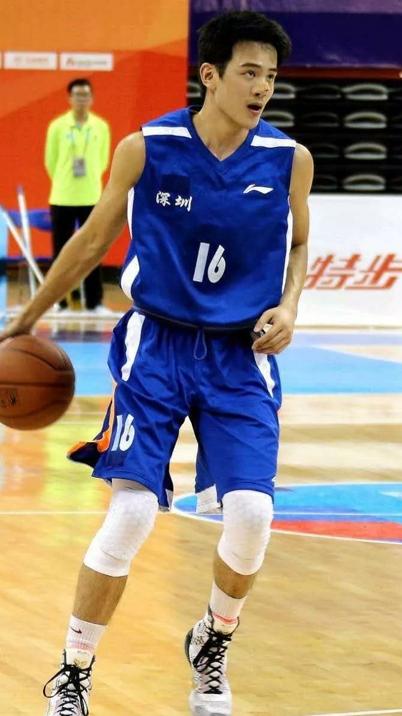 黄子恒就算是替补也会帮队友加油呐喊,这体现他真的是想来打篮球的