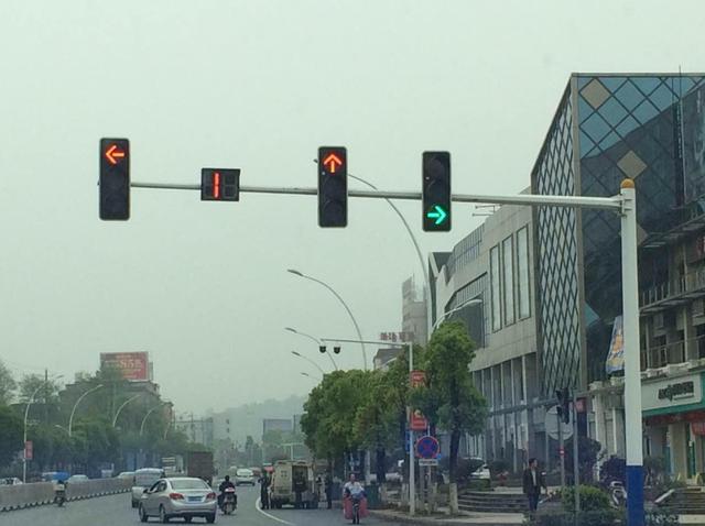 红灯允许右转为什么还是被扣6分?看完缘由,交警:不罚你罚谁