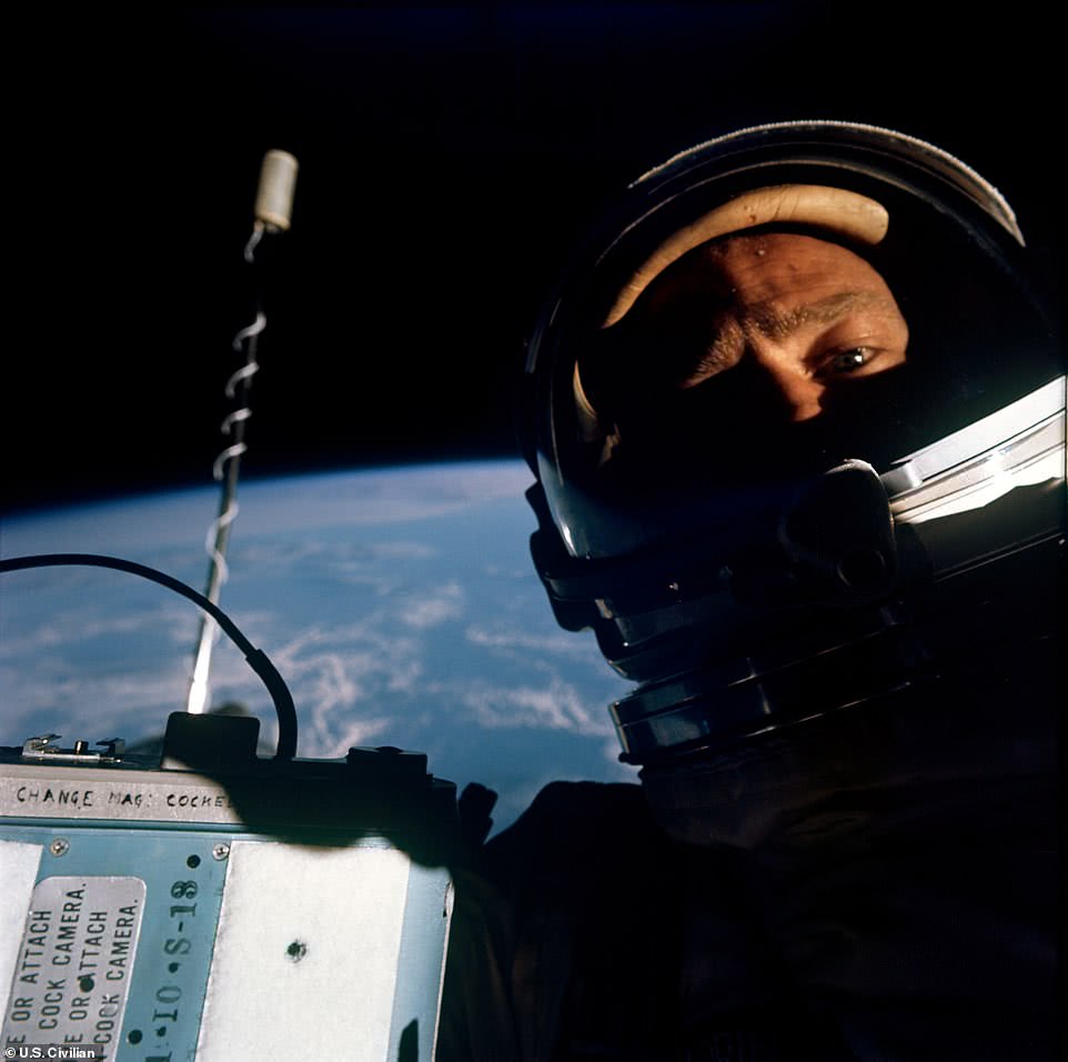 nasa阿波罗登月计划多张罕见照片曝光,宇航员50年前就爱自拍
