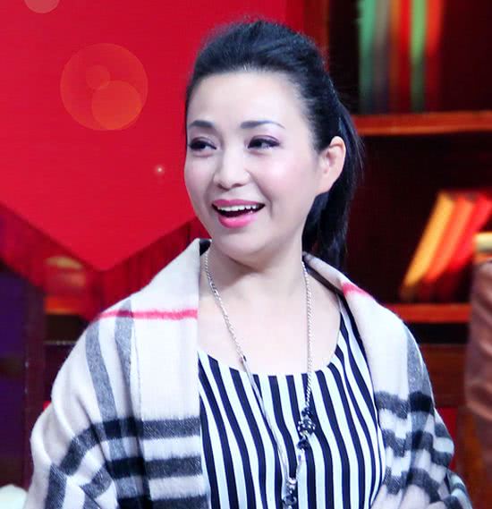 57岁戴春荣近照,老公长得一言难尽但有才,女儿长得比她还美